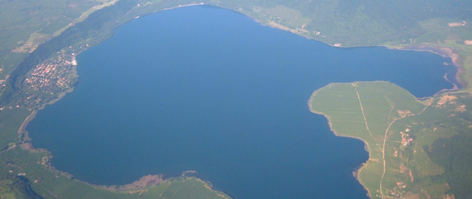 Vista aerea del lago di Vico