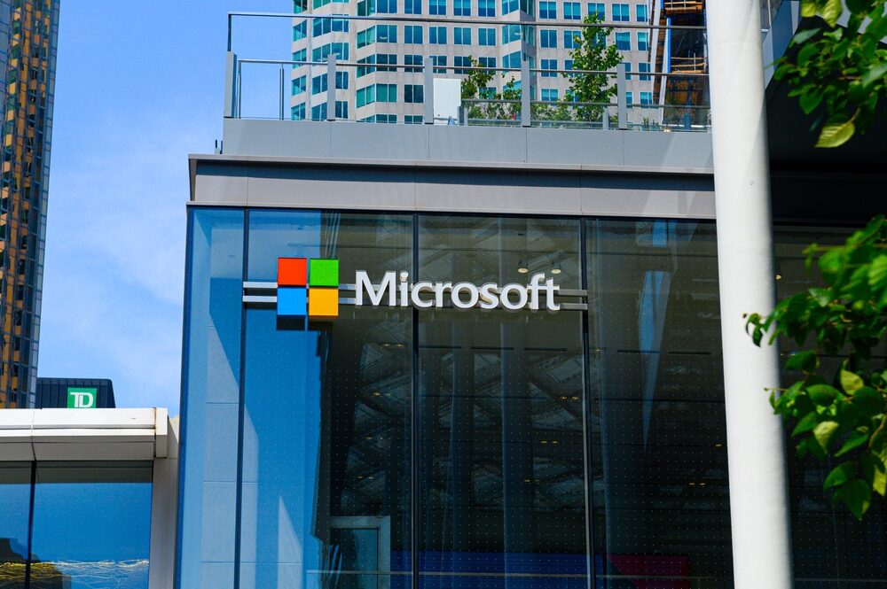 Microsoft e sindacati degli insegnanti siglano accordo sull'AI nelle scuole