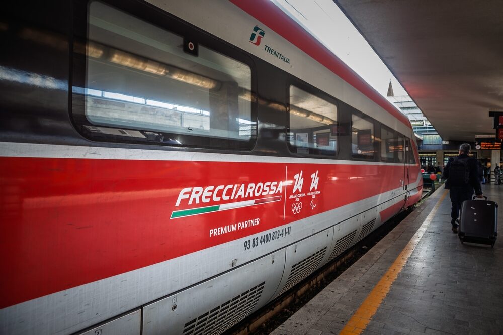 Treno Trenitalia in movimento